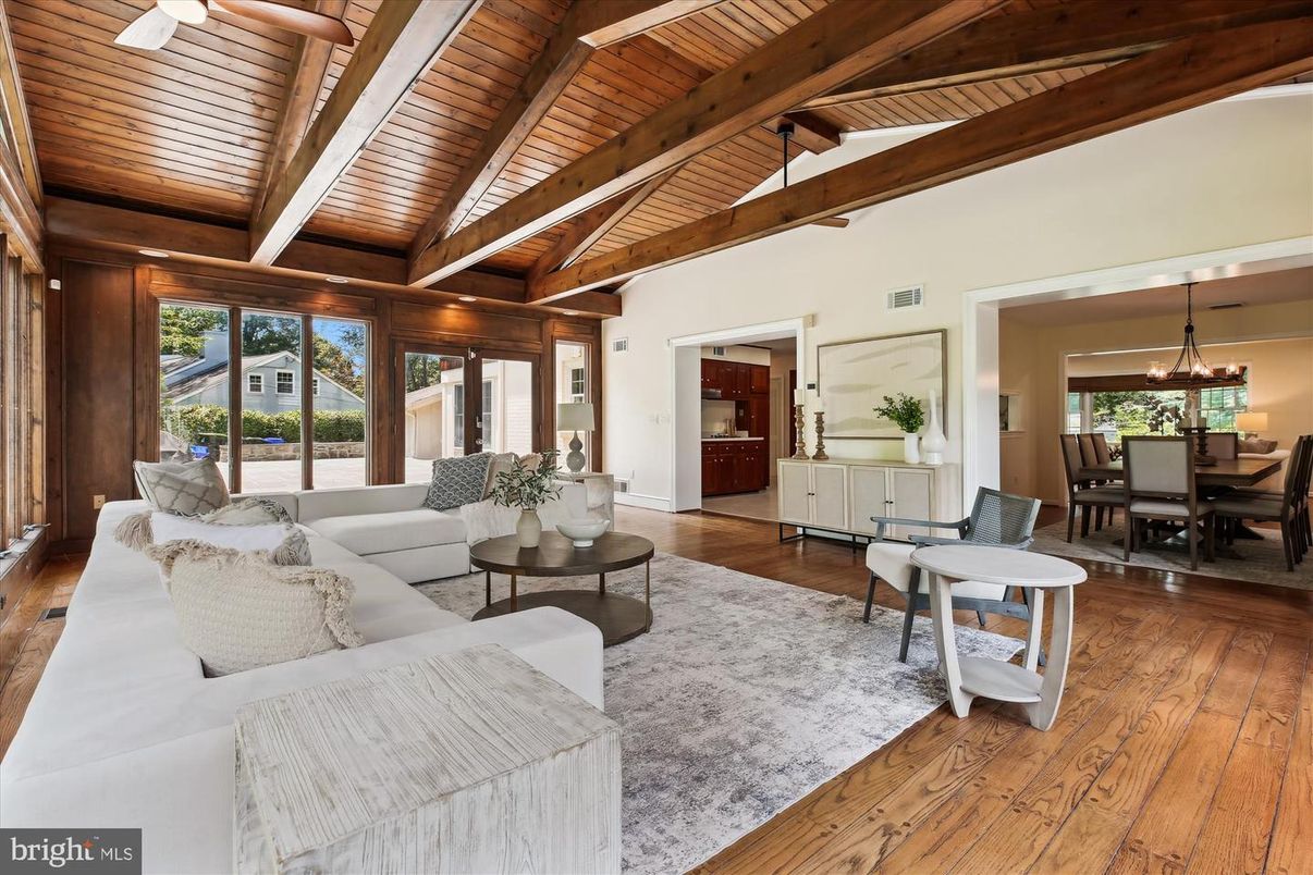 Dining room, Interior, Living room, Pendant Lights, Wooden Beams, Wooden Ceilings, Wood Texture Flooring