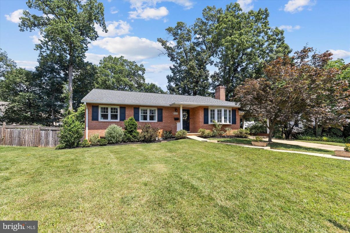 Backyard, Exterior, Facade, Brick Facade, Cape Cod