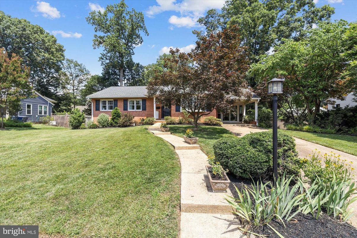 Backyard, Exterior, Facade, Brick Facade, Ranch
