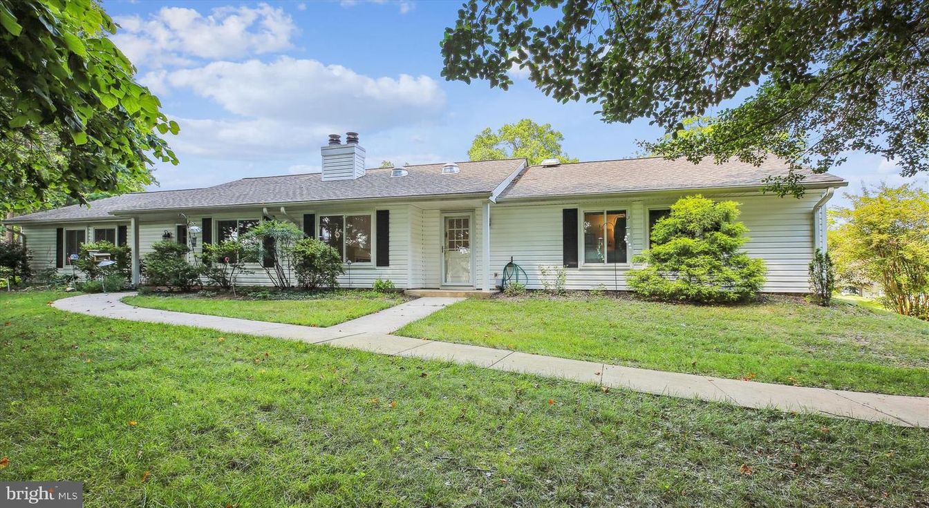 Backyard, Exterior, Facade, Ranch