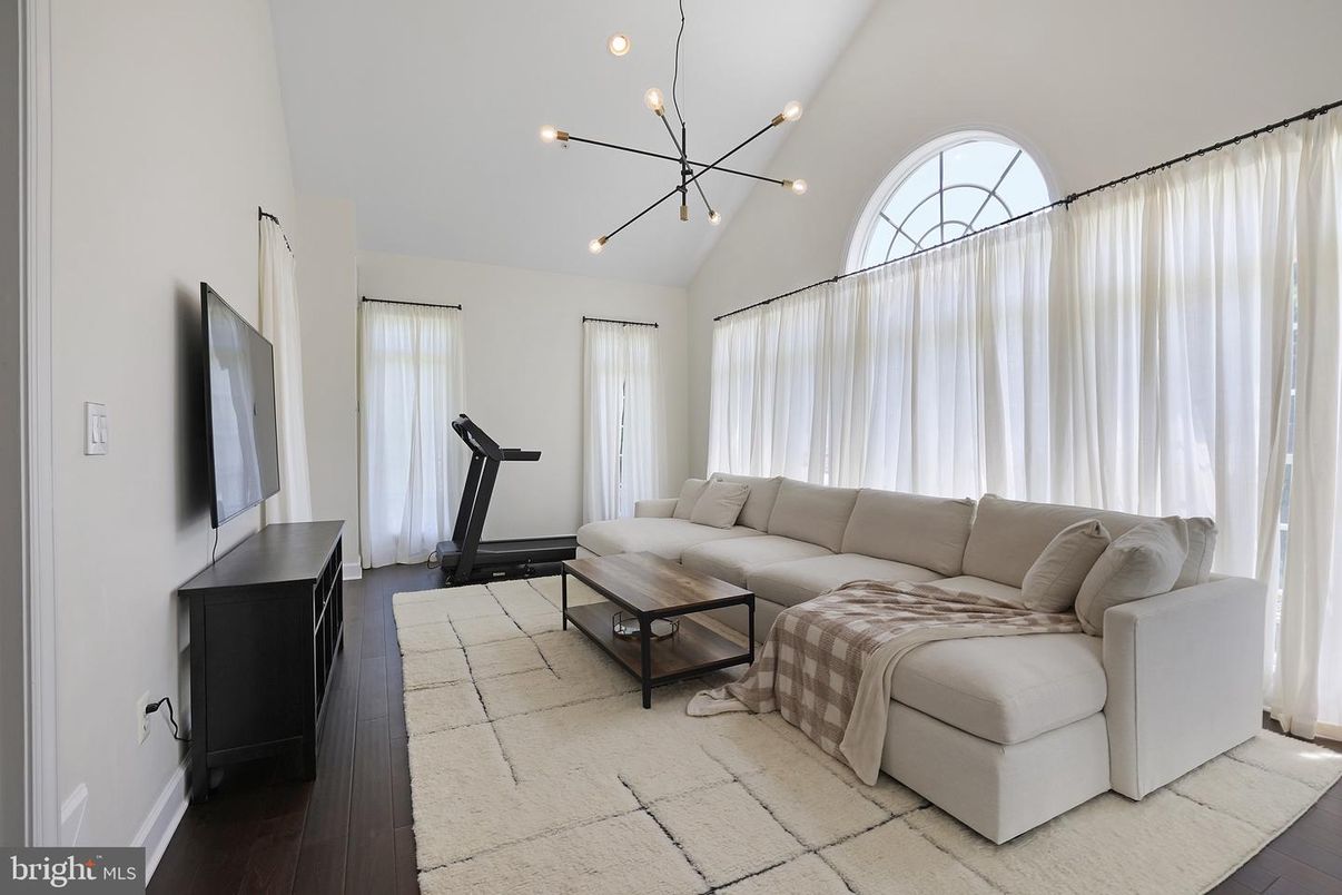 Fitness Equipment, Interior, Living room, Pendant Lights, Wood Texture Flooring