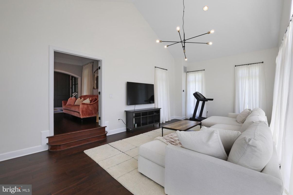 Fitness Equipment, Interior, Living room, Pendant Lights, Wood Texture Flooring
