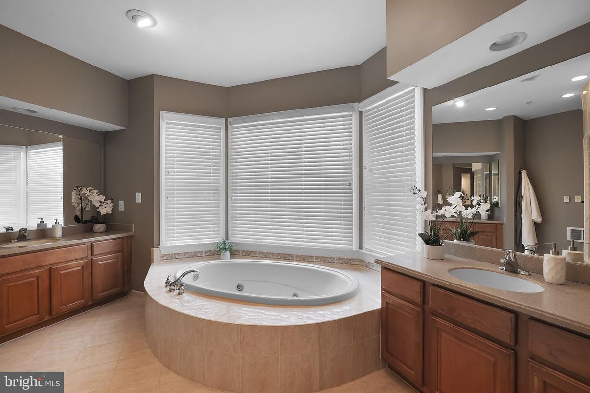 Bathroom, Dual Sink Vanities, Interior, Recessed Lighting