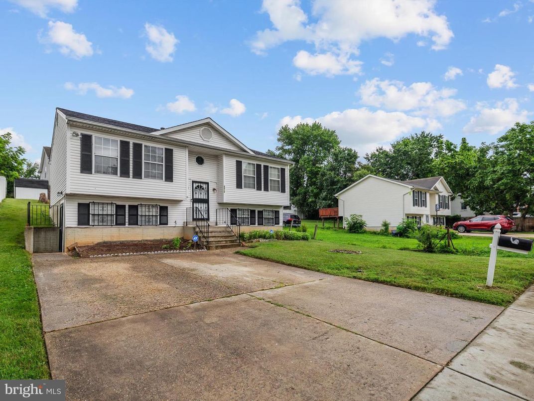 Exterior, Facade, Raised Ranch