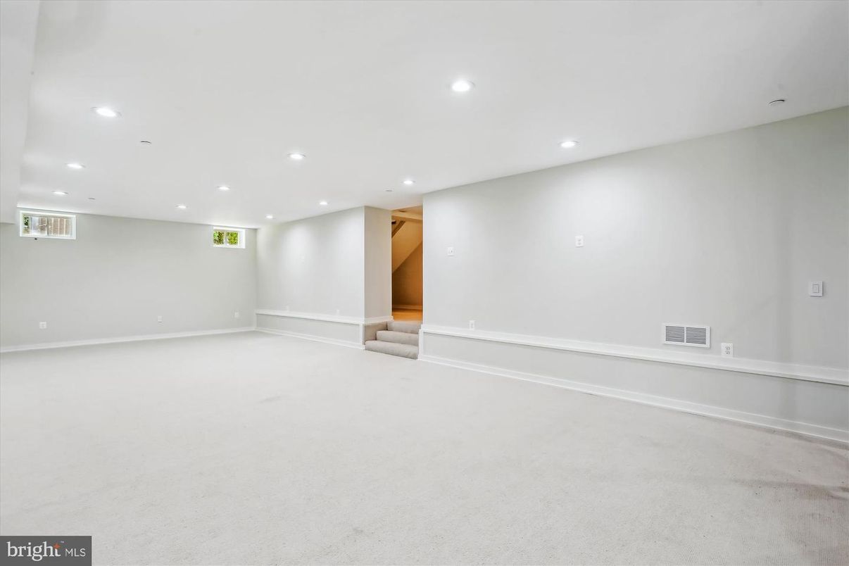Empty room, Interior, Recessed Lighting
