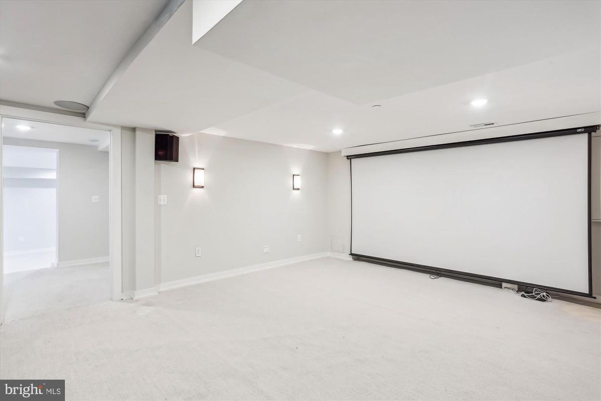 Empty room, Interior, Projection Screen, Recessed Lighting