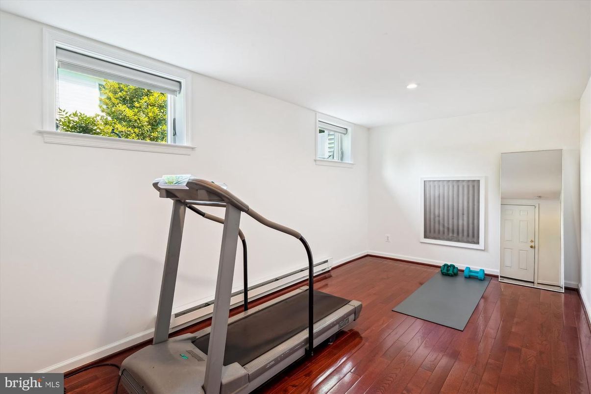 Fitness Equipment, Interior, Recessed Lighting, Wood Texture Flooring