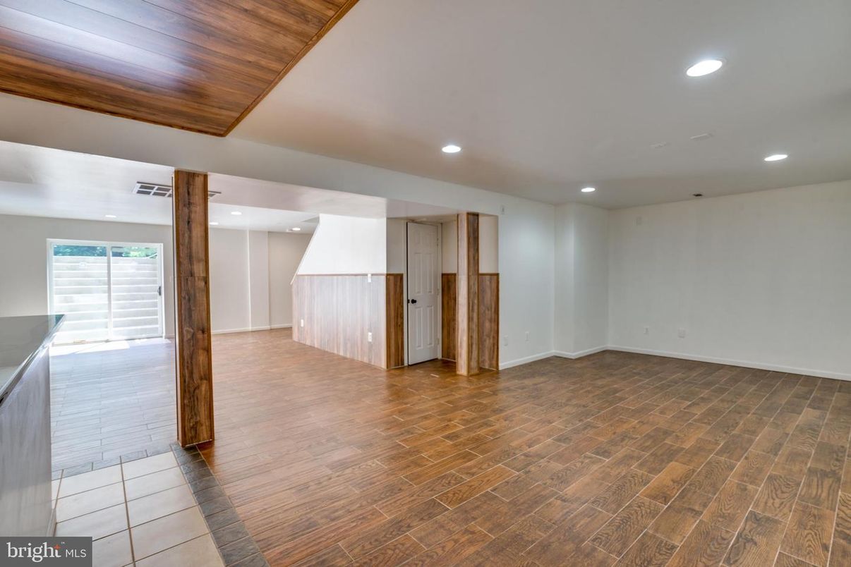 Empty room, Interior, Recessed Lighting, Wooden Ceilings, Wood Texture Flooring