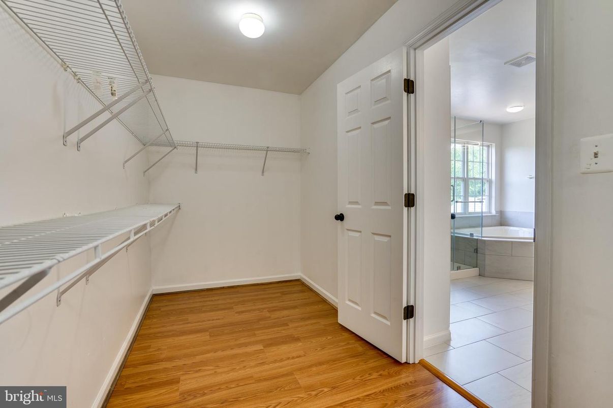 Bathroom, Interior, Walk-in Closets, Wood Texture Flooring