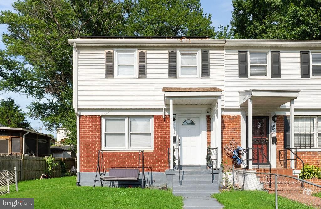 Exterior, Facade, Brick Facade, Raised Ranch