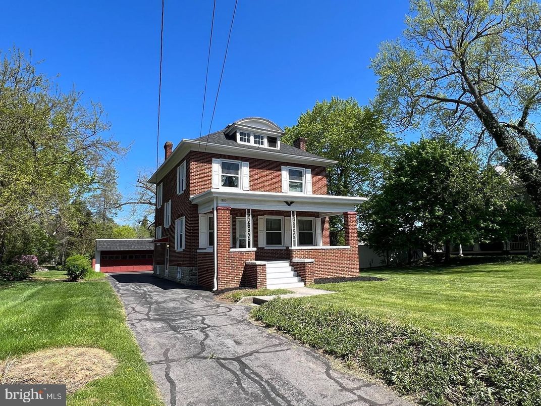Attached, Detached Garage, Exterior, Facade, Brick Facade, American Foursquare
