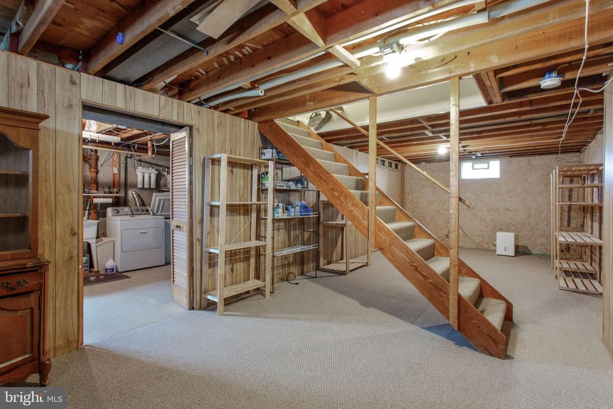 Interior, Washer, Wooden Beams