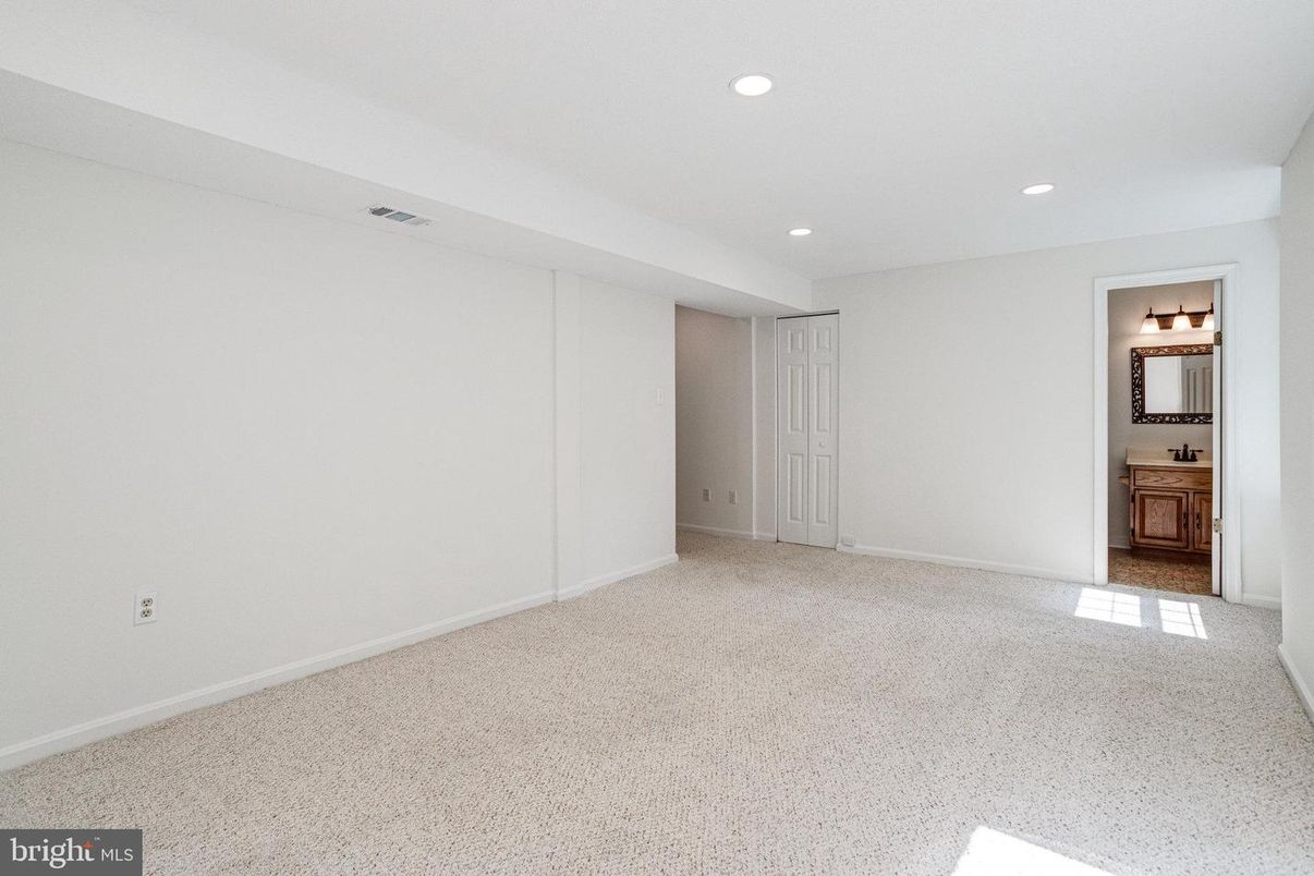 Bathroom, Empty room, Interior, Recessed Lighting