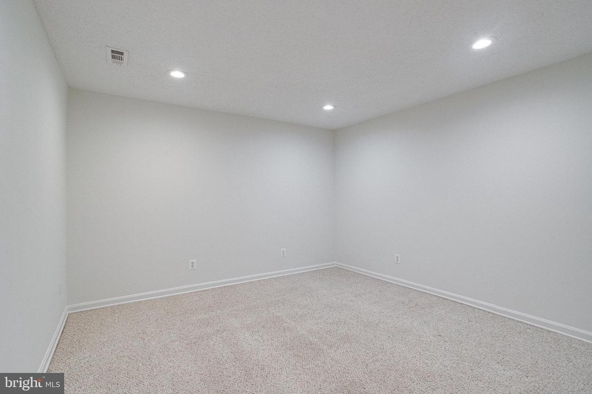 Empty room, Interior, Recessed Lighting