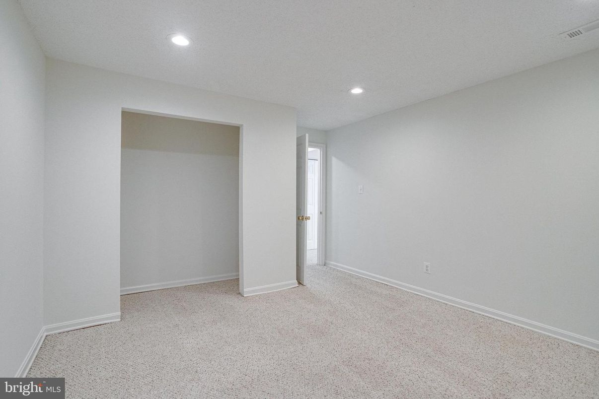 Empty room, Interior, Recessed Lighting