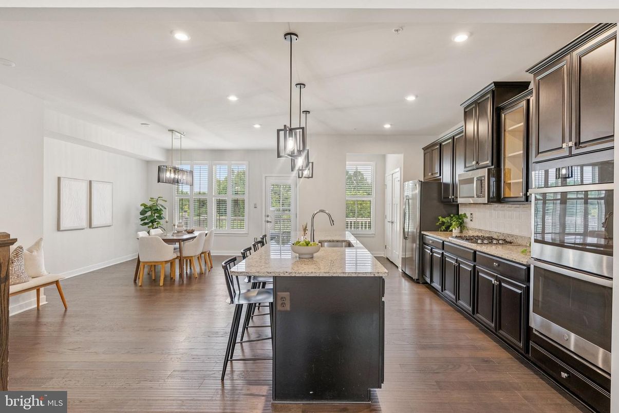 Dining room, Interior, Kitchen, Pendant Lights, Recessed Lighting, Stainless Steel Appliances, Wood Texture Flooring