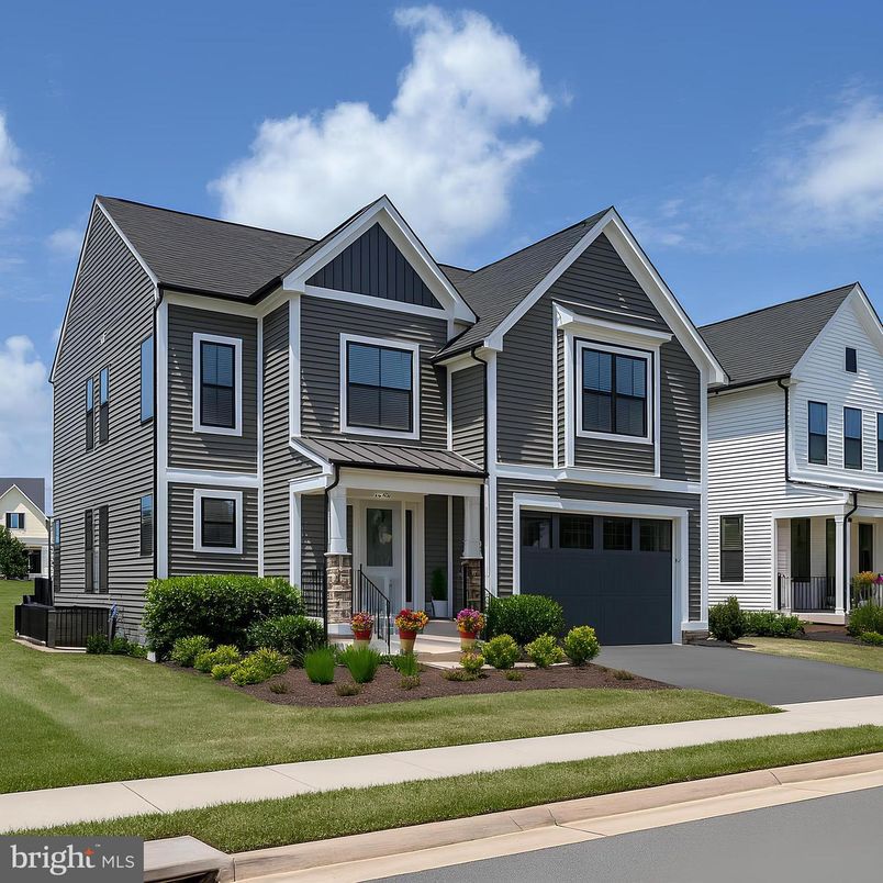 Attached, Exterior, Facade, Farmhouse