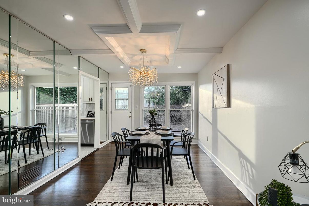 Chandelier, Dining room, Interior, Recessed Lighting, Wood Texture Flooring