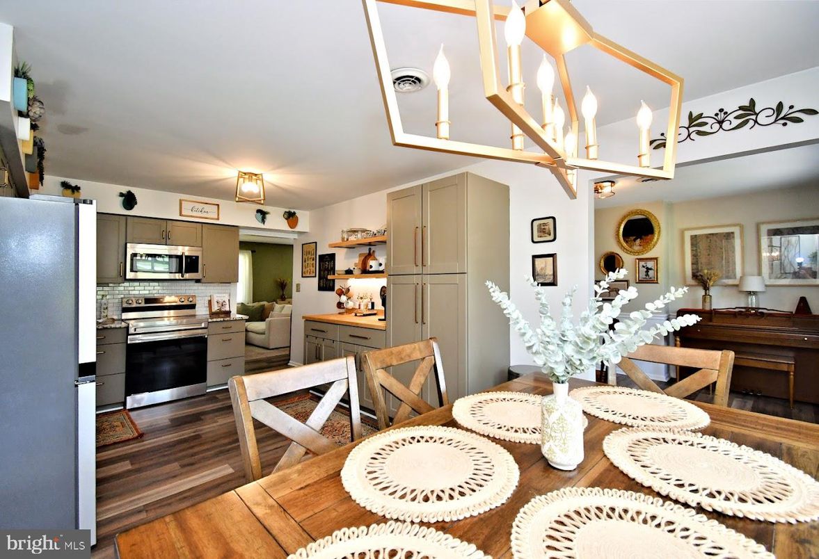 Chandelier, Dining room, Interior, Kitchen, Stainless Steel Appliances, Wood Texture Flooring