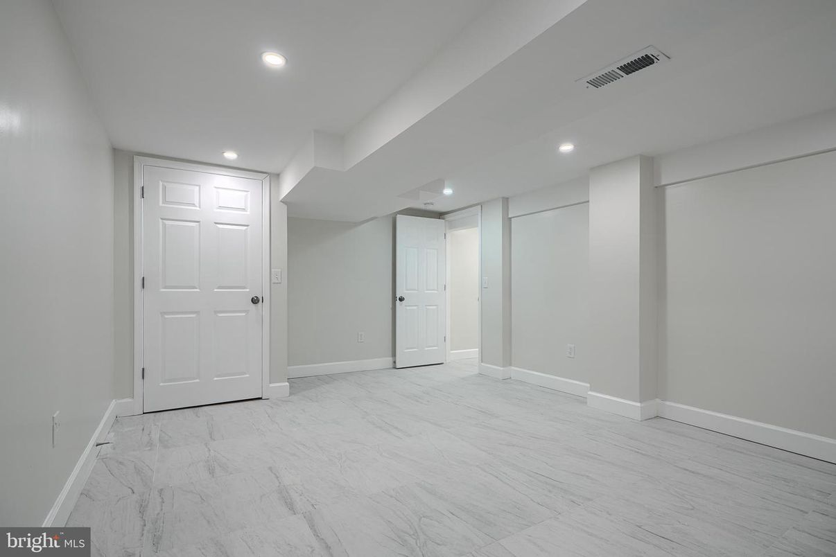 Empty room, Interior, Marble, Recessed Lighting