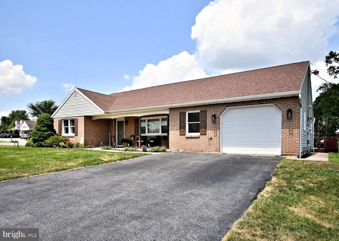 Attached, Exterior, Facade, Brick Facade, Cape Cod