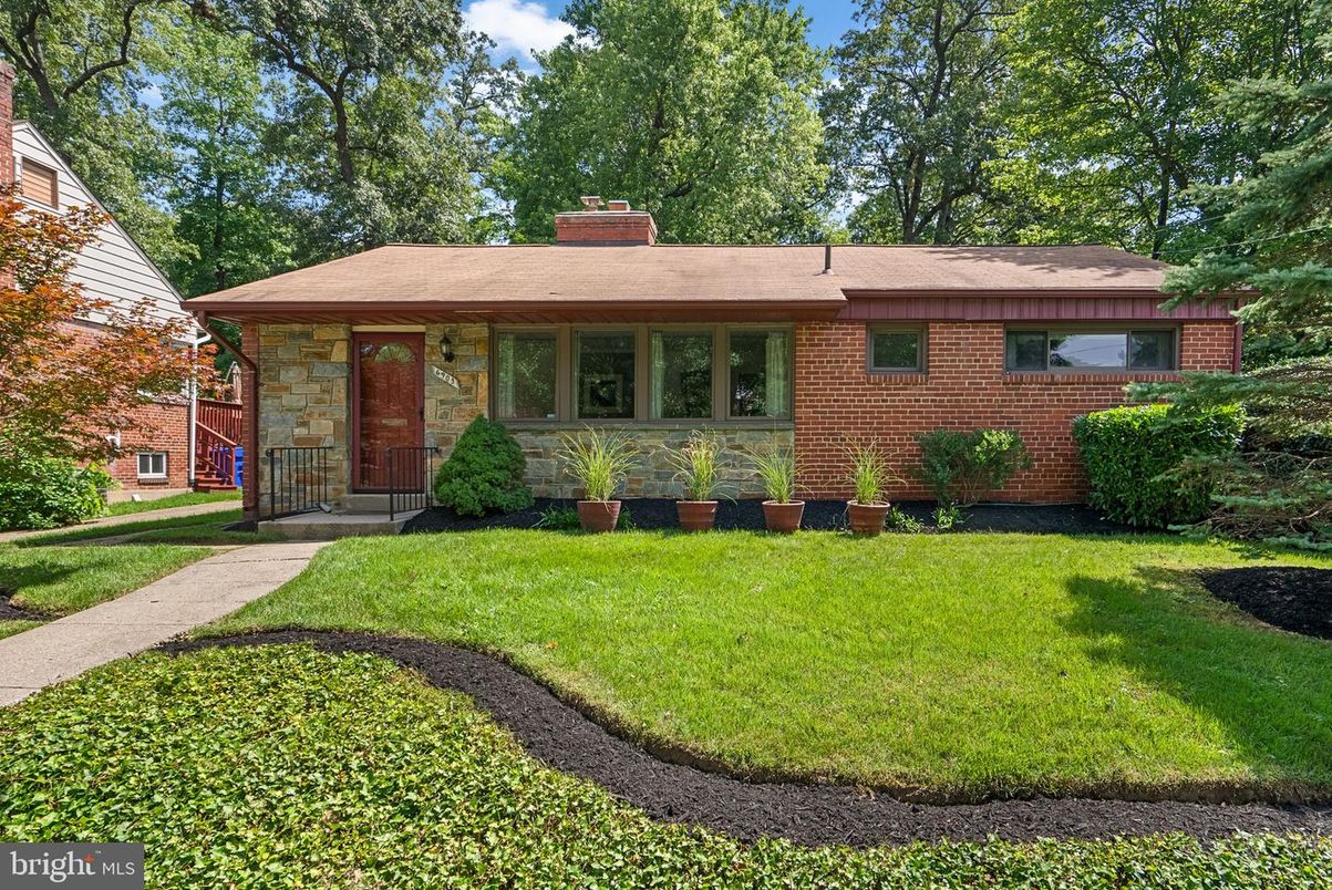 Exterior, Facade, Brick Facade, Ranch