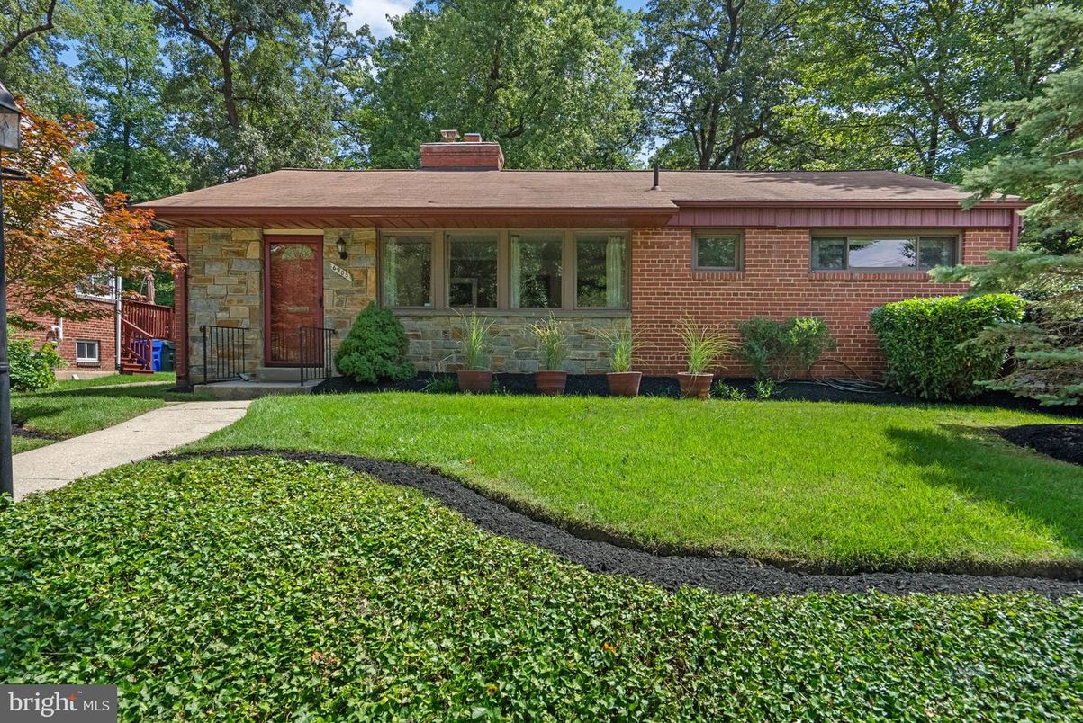 Exterior, Facade, Brick Facade, Ranch