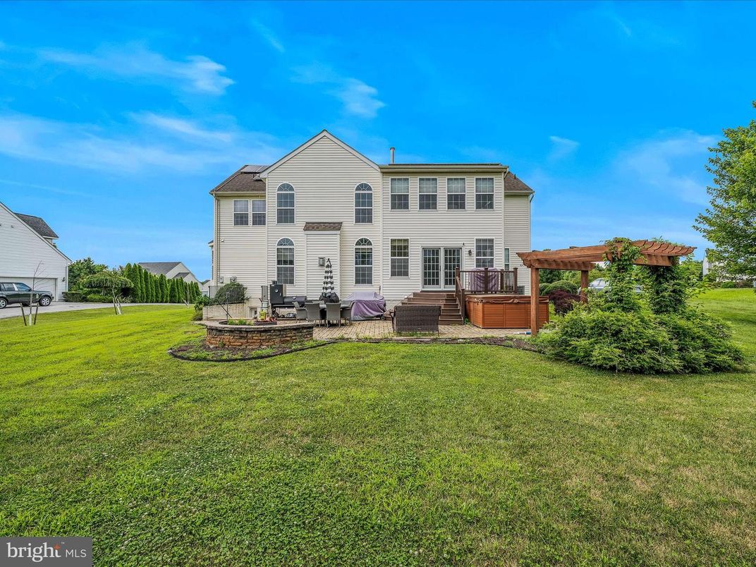 Backyard, Exterior, Facade, Hot Tub, Farmhouse