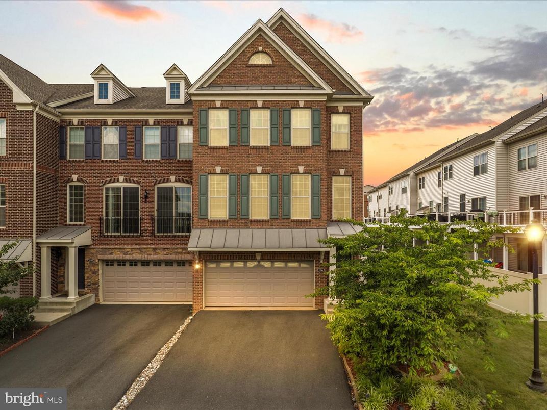 Attached, Exterior, Facade, Brick Facade, Georgian