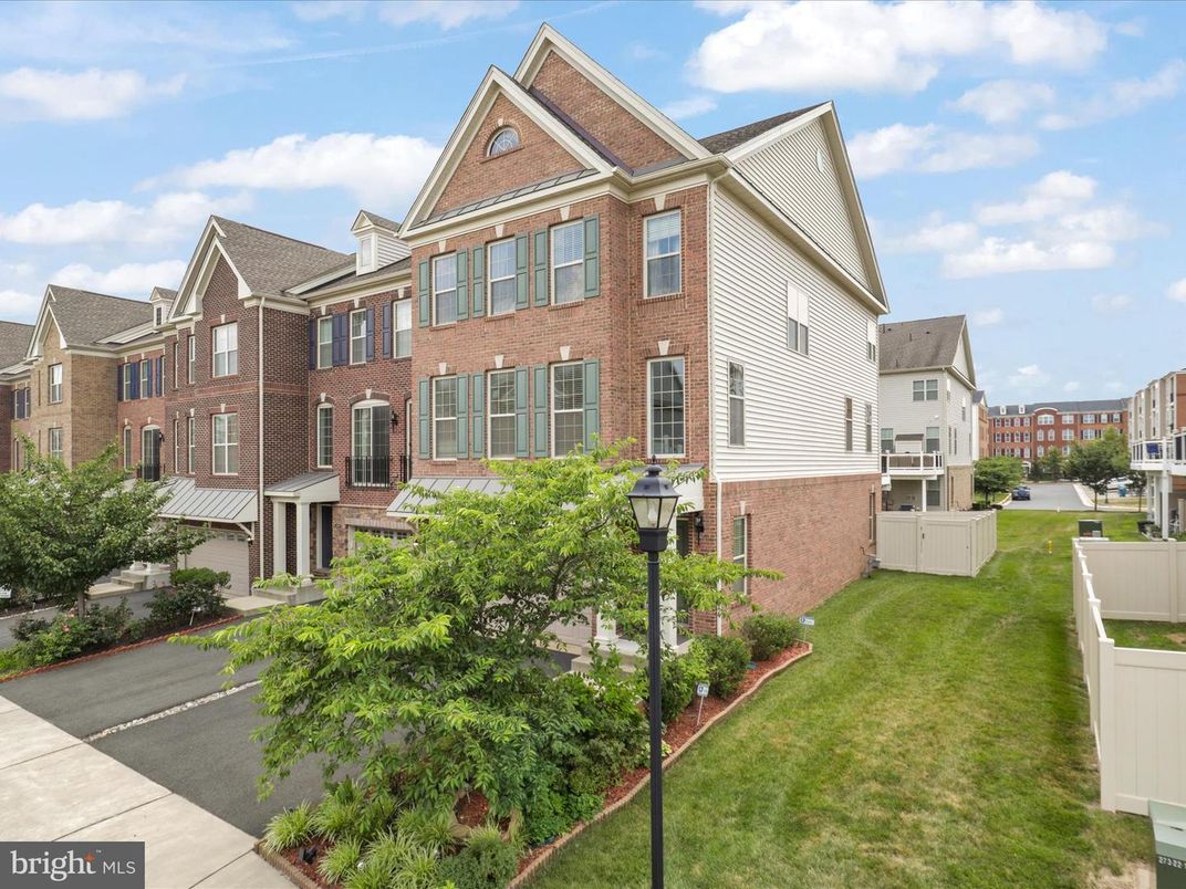 Exterior, Facade, Brick Facade, Rowhouse
