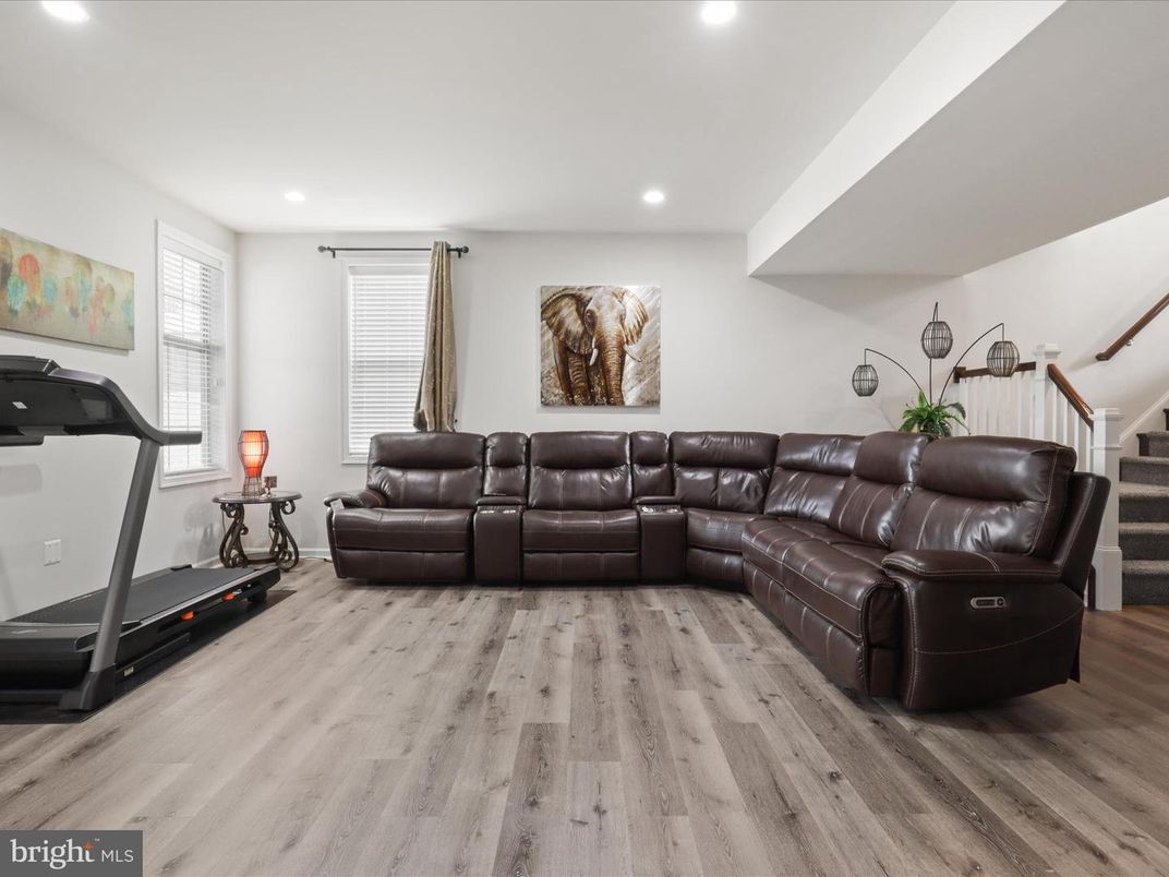 Fitness Equipment, Interior, Living room, Recessed Lighting, Wood Texture Flooring