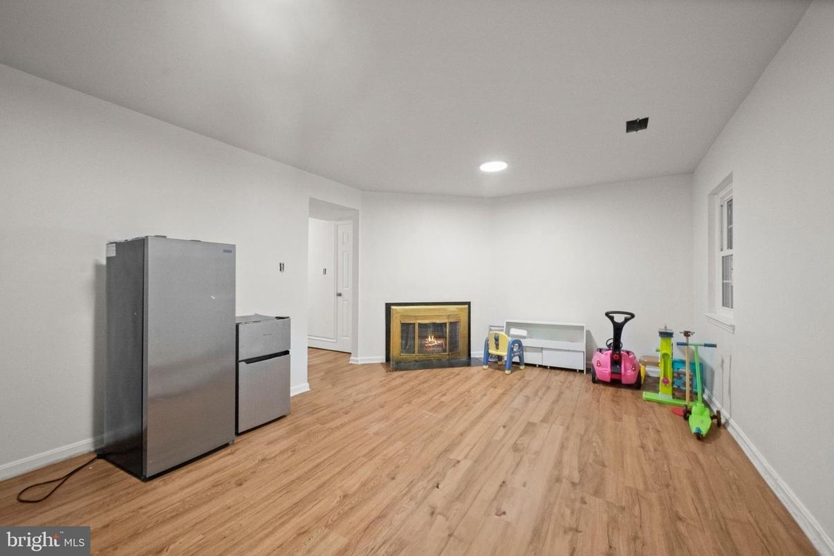 Fireplace, Fitness Equipment, Interior, Recessed Lighting, Wood Texture Flooring