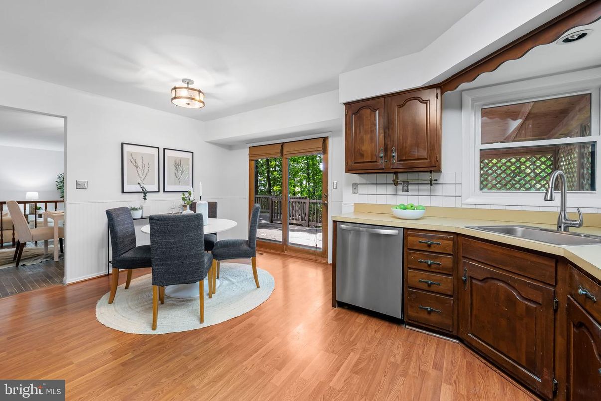 Dining room, Interior, Kitchen, Stainless Steel Appliances, Wood Texture Flooring