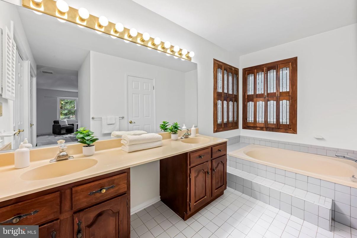 Bathroom, Dual Sink Vanities, Interior