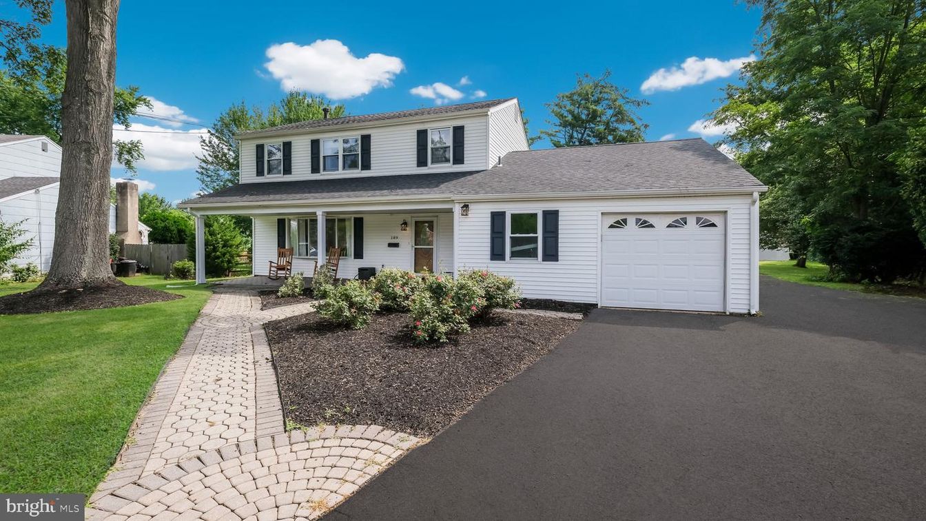 Attached, Exterior, Facade, Cape Cod
