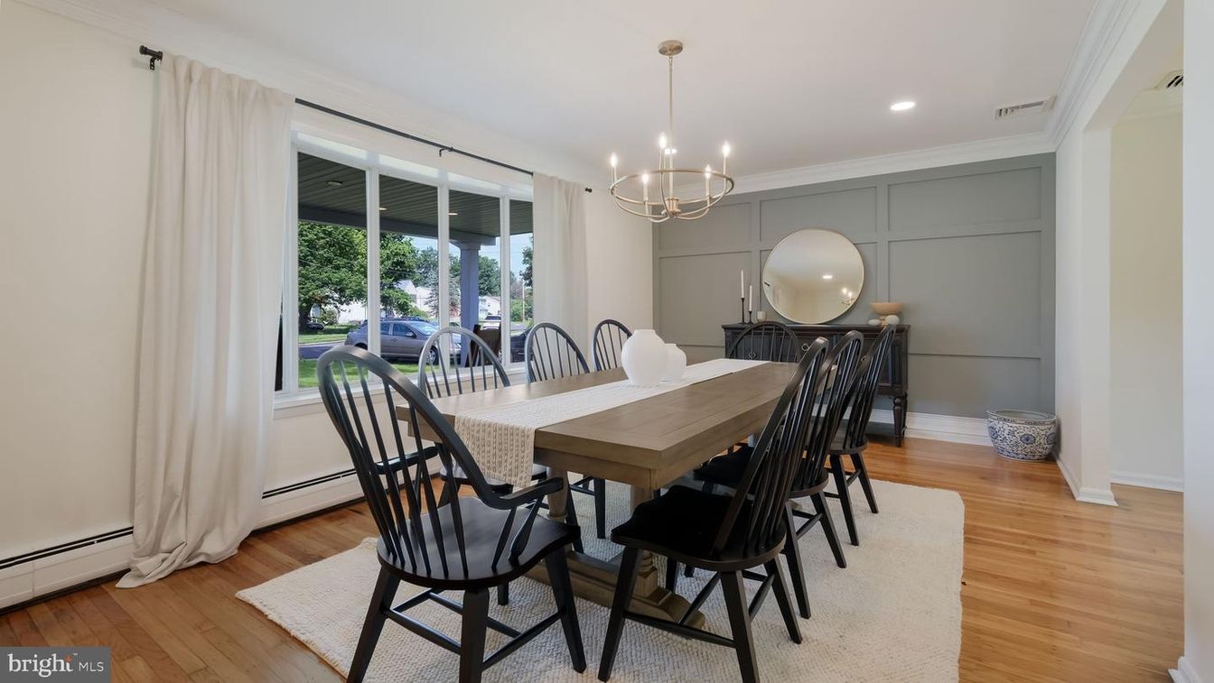 Chandelier, Dining room, Interior, Pendant Lights, Recessed Lighting, Wood Texture Flooring