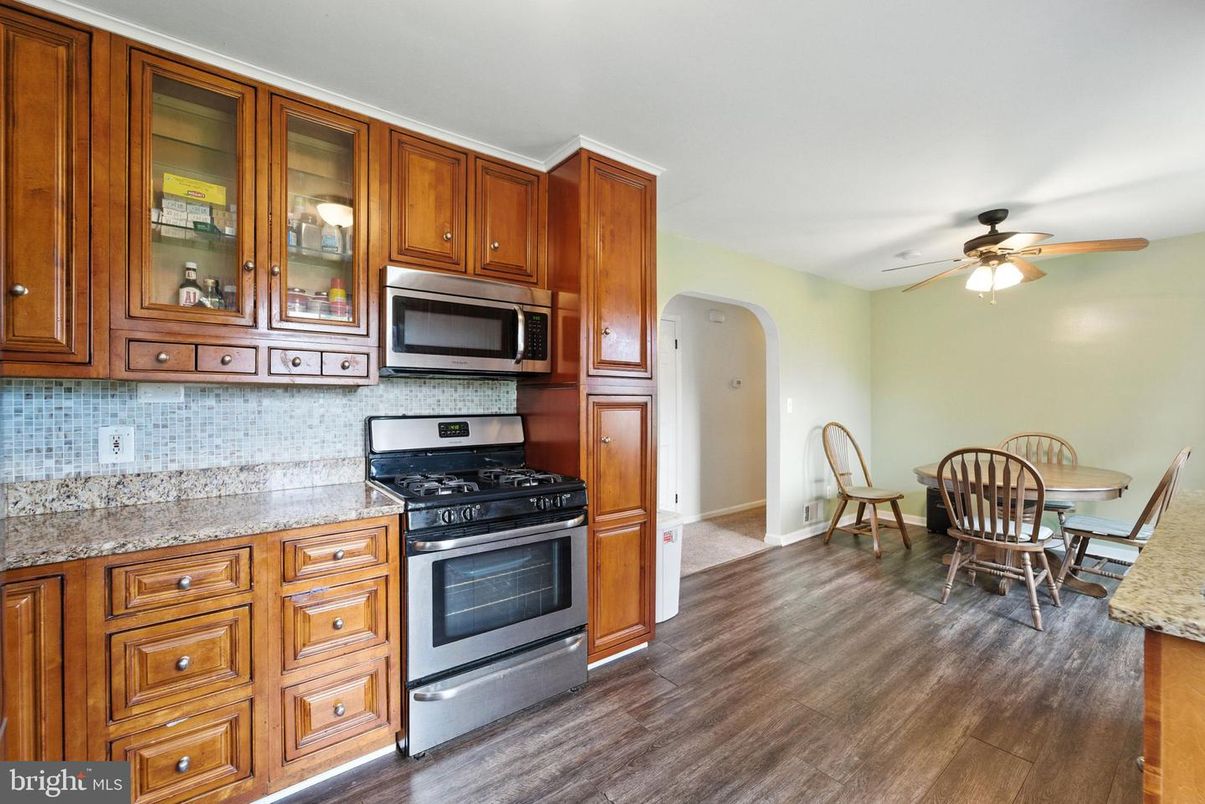 Dining room, Interior, Kitchen, Stainless Steel Appliances, Wood Texture Flooring
