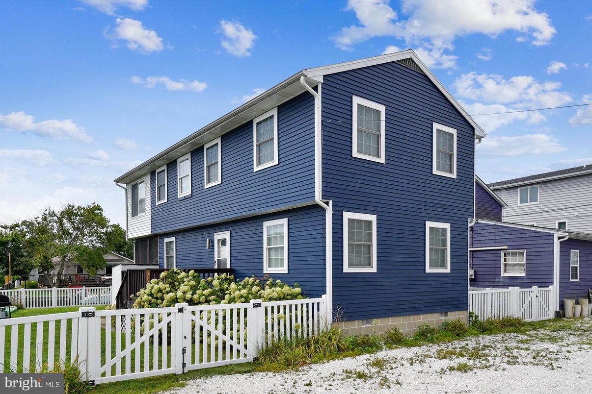 Exterior, Facade, Rowhouse