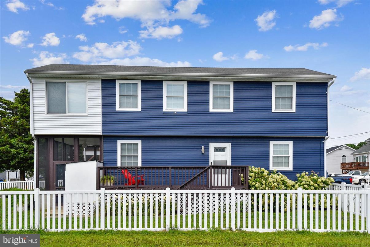 Exterior, Facade, Raised Ranch