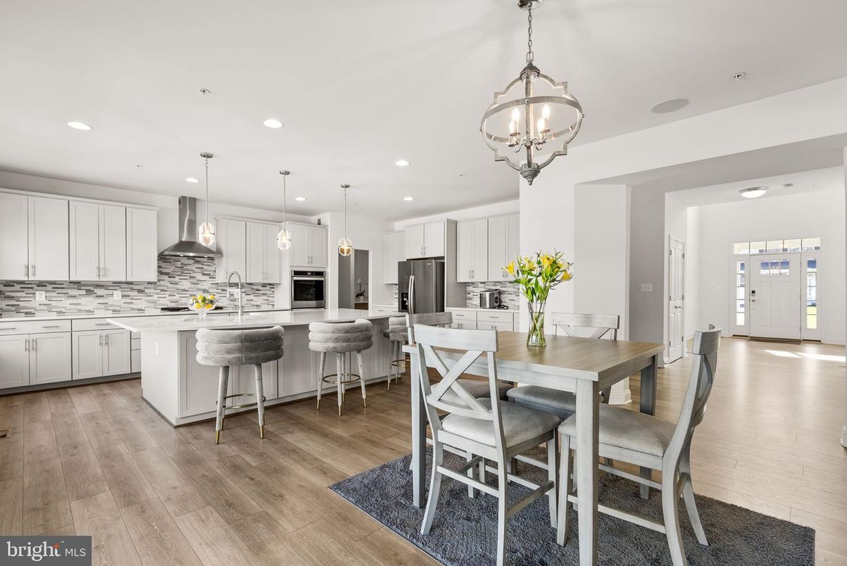 Dining room, Interior, Kitchen, Pendant Lights, Recessed Lighting, Stainless Steel Appliances, Wood Texture Flooring