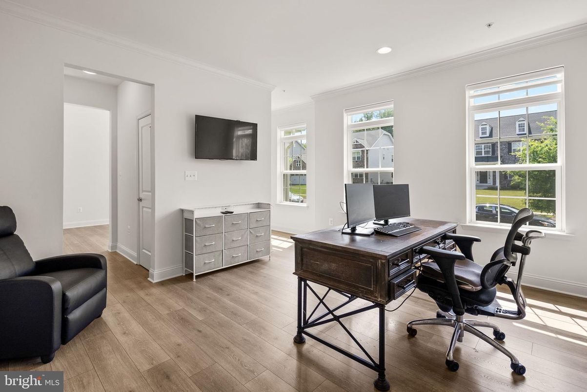 Home Office, Interior, Recessed Lighting, Wood Texture Flooring