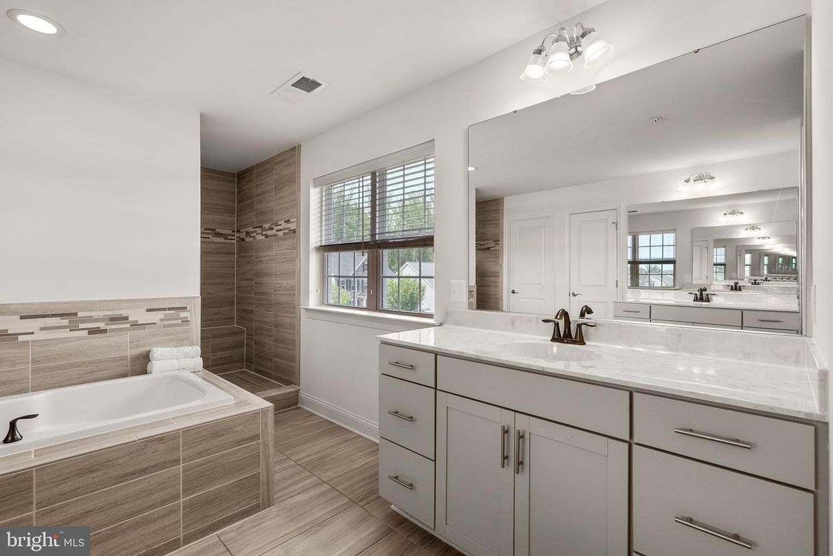 Bathroom, Dual Sink Vanities, Interior, Recessed Lighting