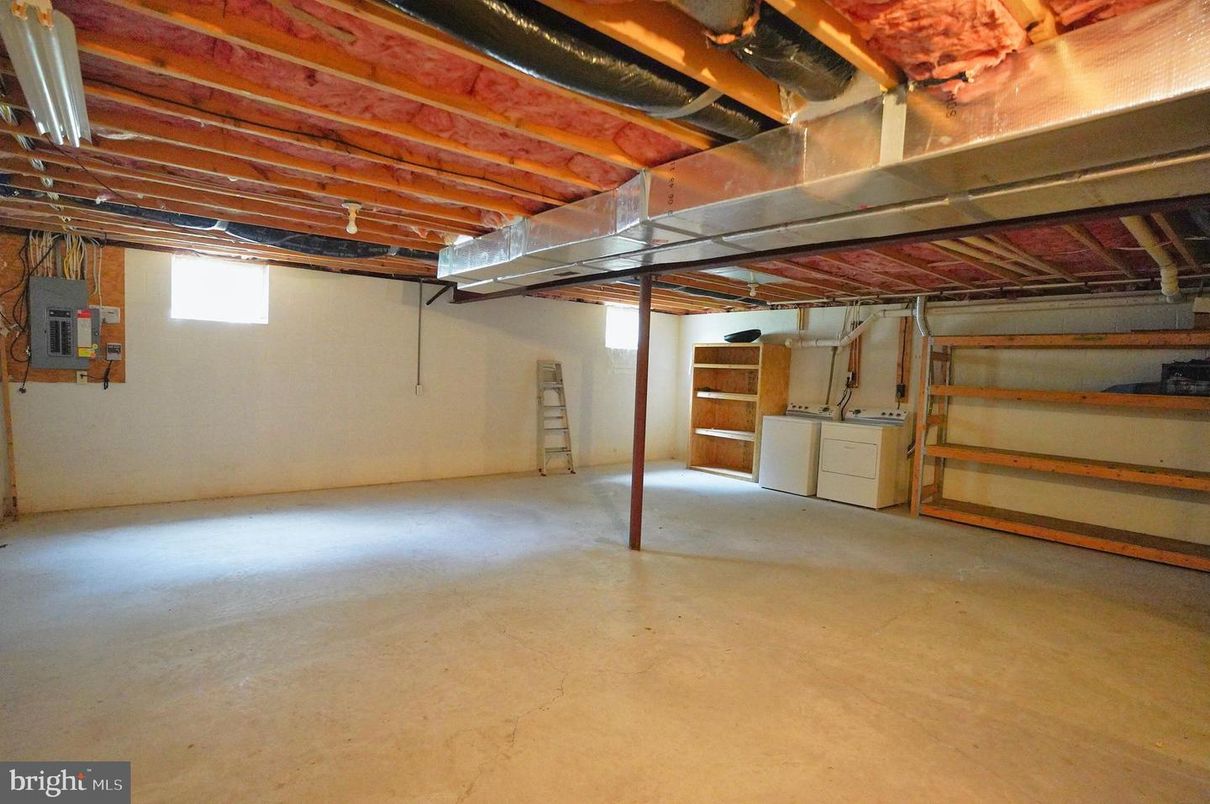 Garage, Interior, Washer, Wooden Beams