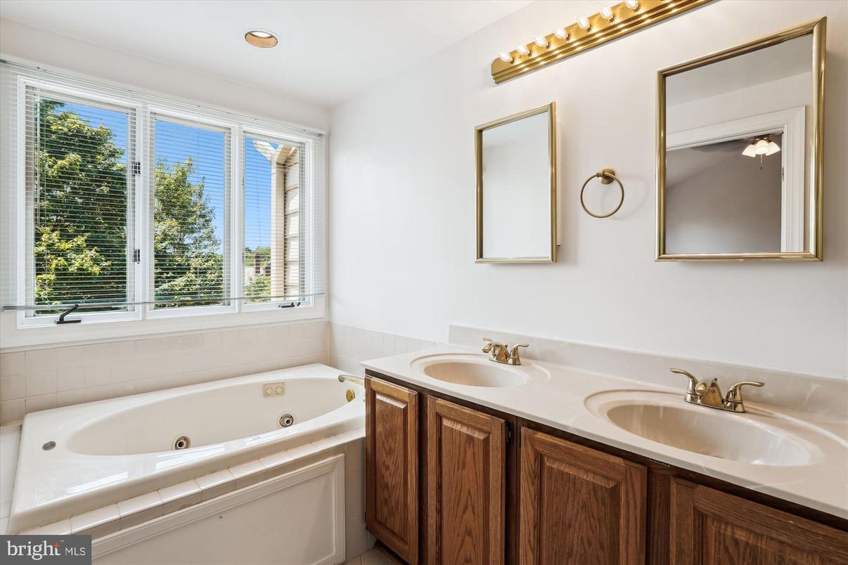 Bathroom, Dual Sink Vanities, Interior, Recessed Lighting