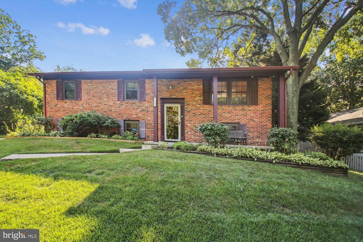 Exterior, Facade, Brick Facade, Raised Ranch