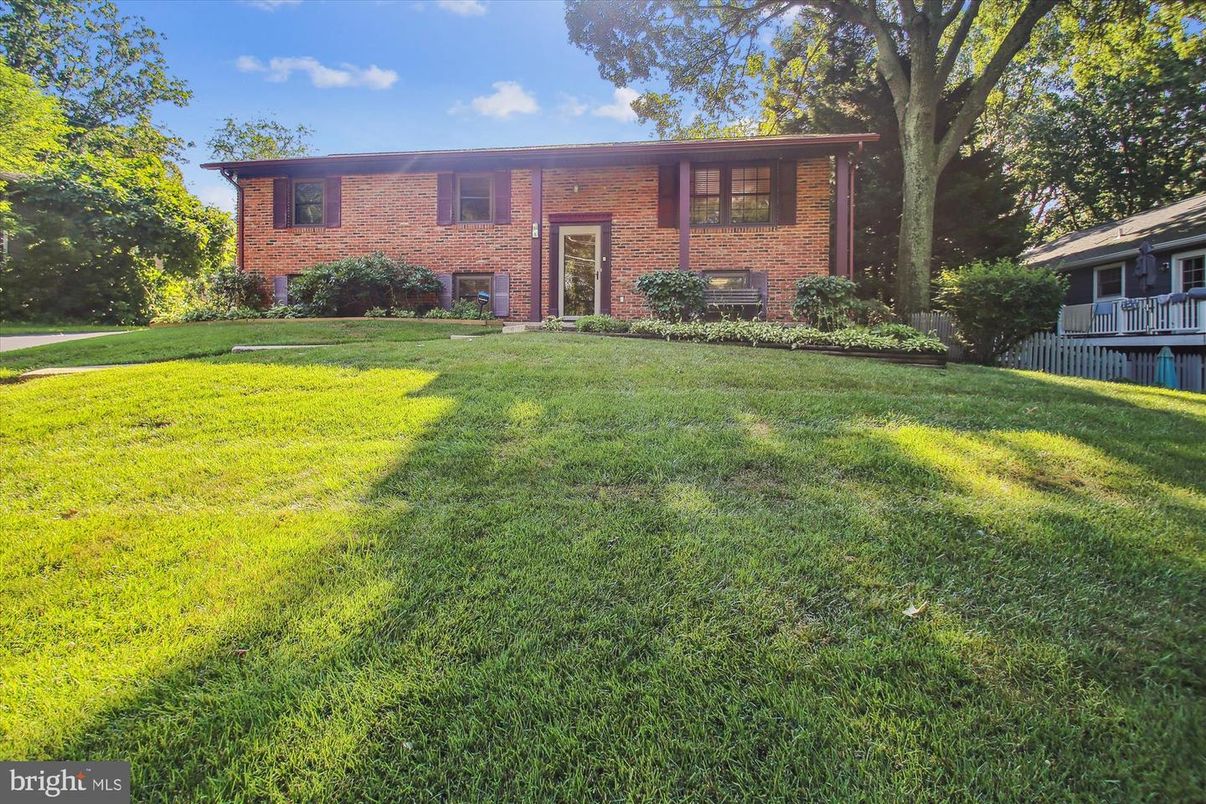 Backyard, Exterior, Facade, Brick Facade, Raised Ranch