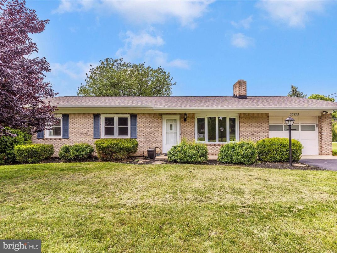Attached, Exterior, Facade, Brick Facade, Ranch