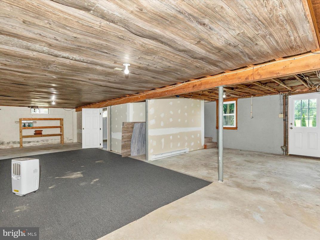 Empty room, Interior, Wooden Beams, Wooden Ceilings