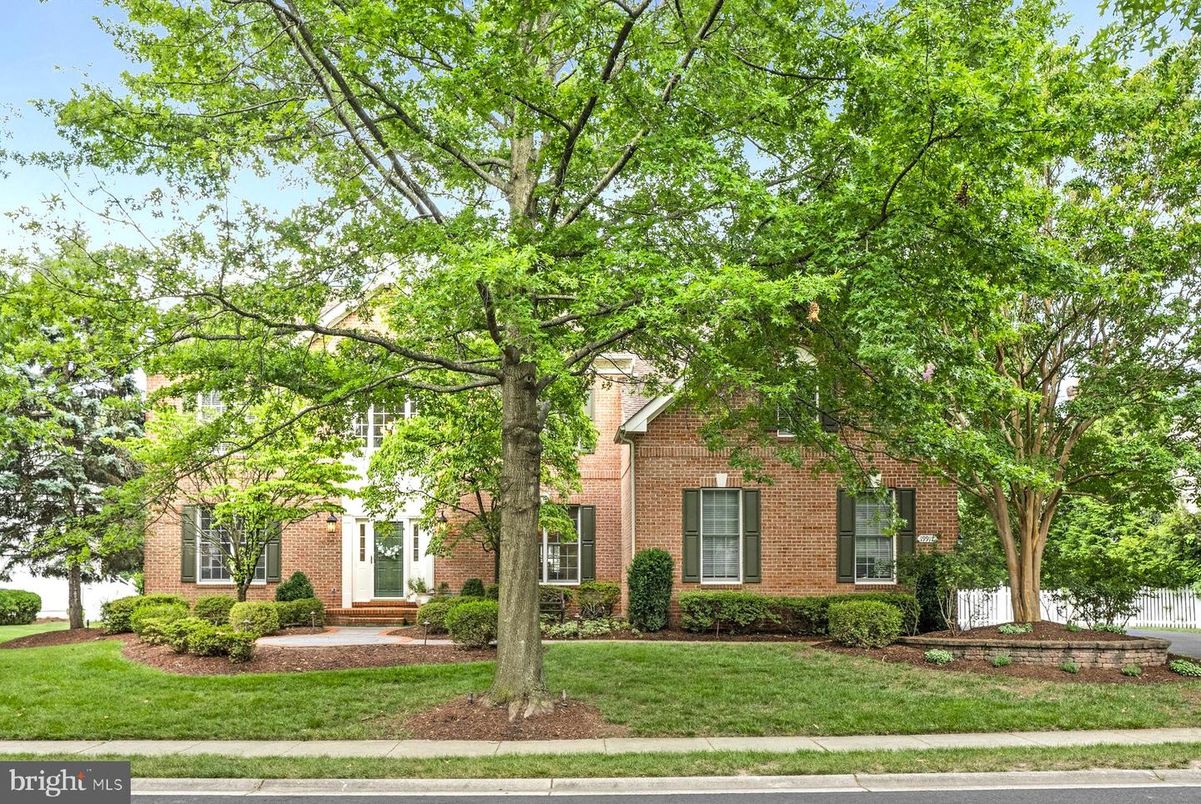 Exterior, Facade, Brick Facade, Georgian