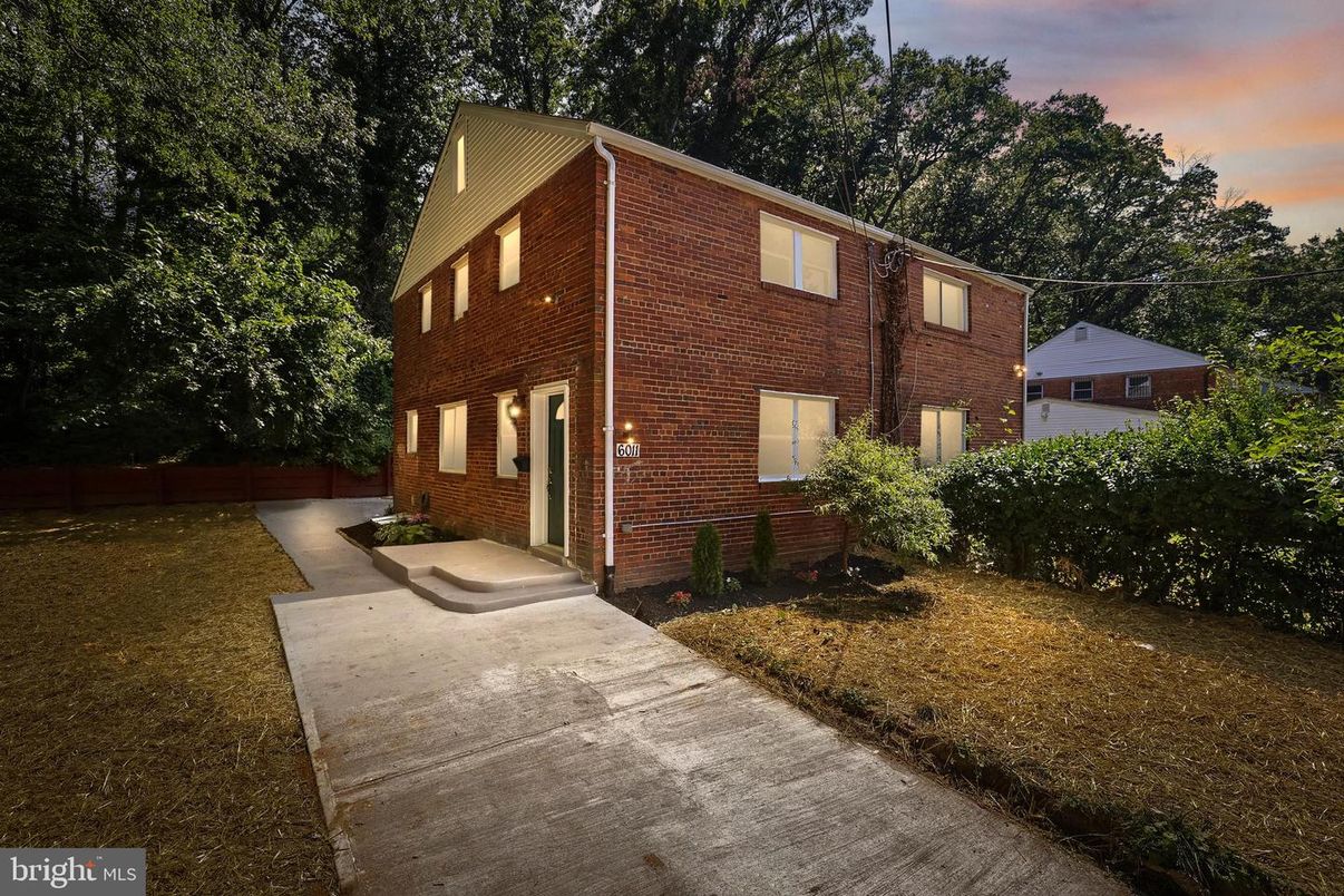 Exterior, Facade, Brick Facade, Rowhouse